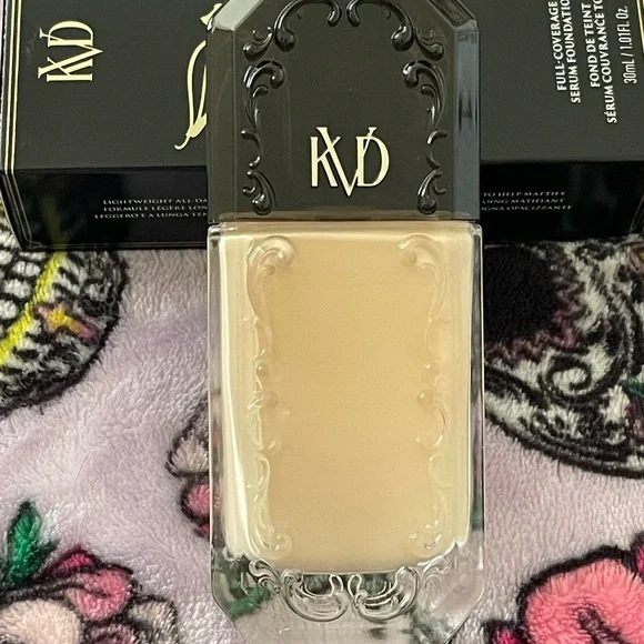 KVD Light 006 GOOD APPLE FULL-COVERAGE TRANSFER-PROOF SERUM FOUNDATION - Picture 4 of 5